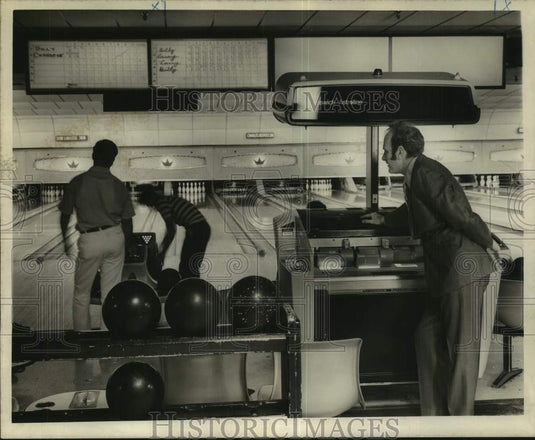 1971 Press Photo Paradise Bowling Alley Manager Red Mengel at Automatic Scorer- Historic Images