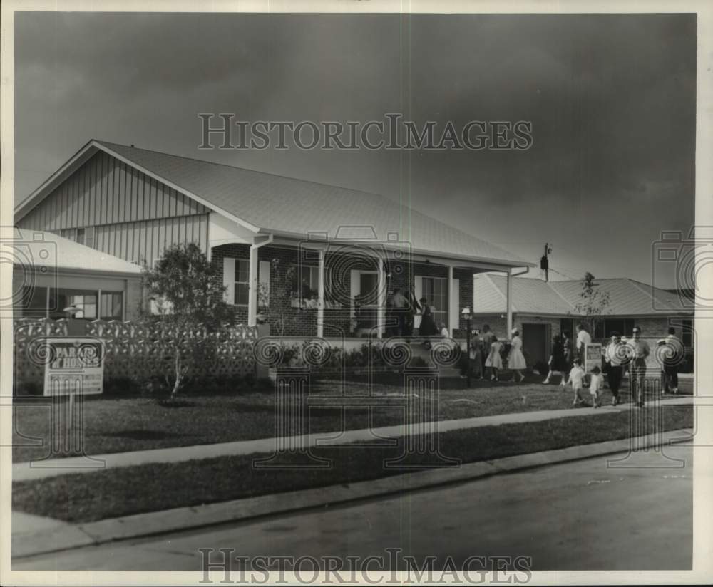1962 Press Photo Parade of Homes - Crowd at House - noc16196