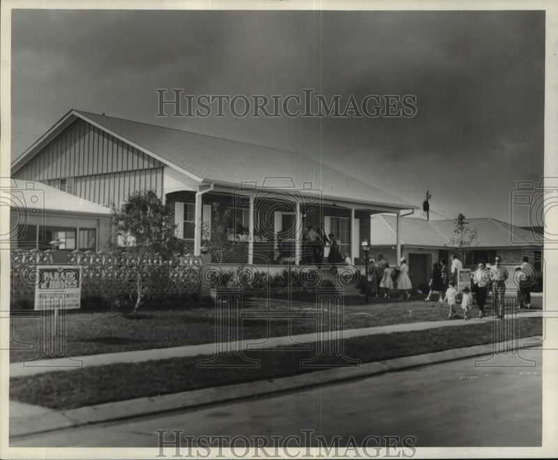Load image into Gallery viewer, 1962 Press Photo Parade of Homes - Crowd at House - noc16196

