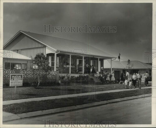 1962 Press Photo Parade of Homes - Crowd at House - noc16196