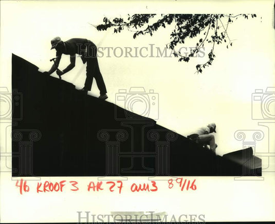 1985 Press Photo Pritchard Construction employee tacks down tar paper - Historic Images