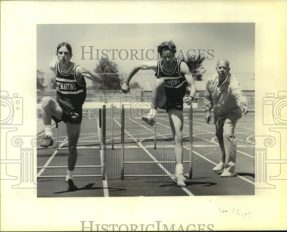 1990 Press Photo Track - Coach Dave Rice of St Martin Works with Two Runners- Historic Images