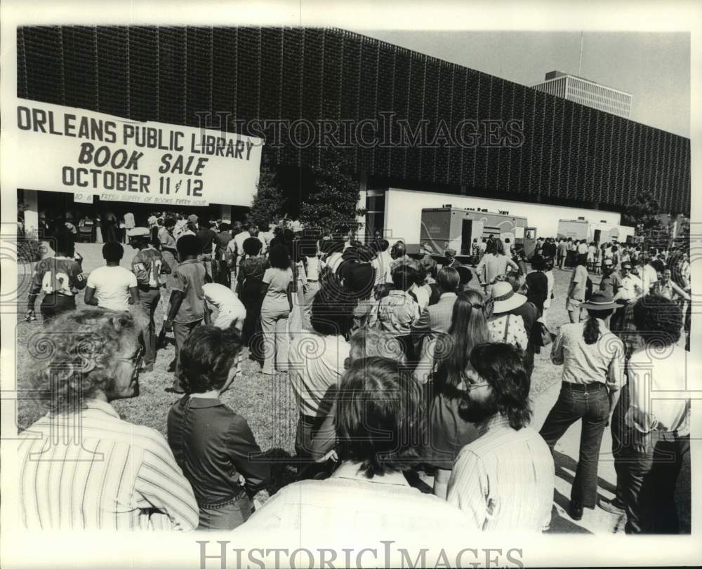 1974 Press Photo New Orleans Public Library Book Sale Shoppers - noc16498