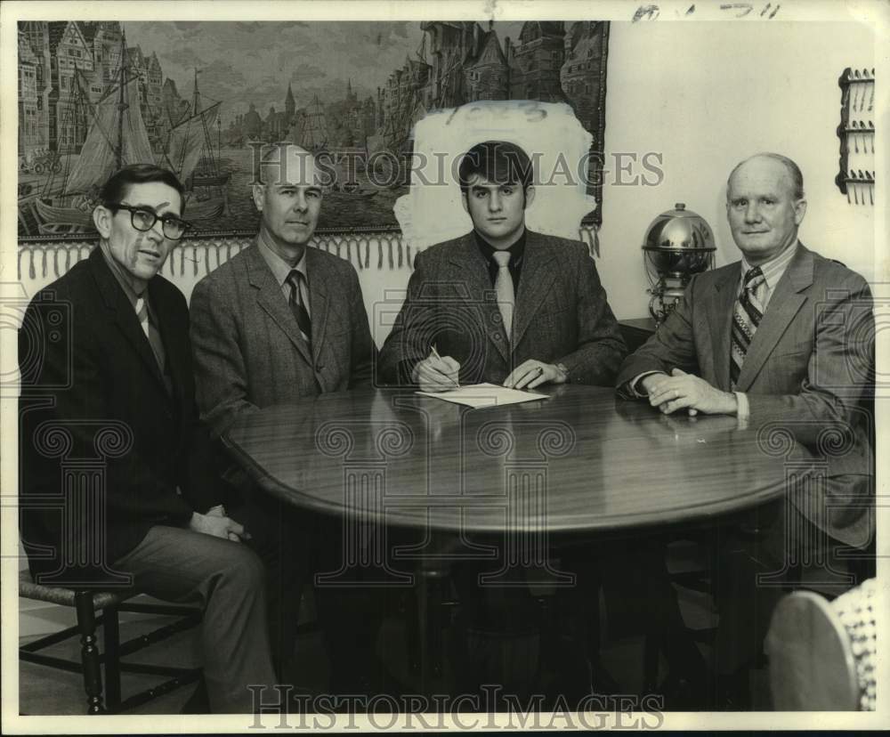 1971 Press Photo Dick Pryor at football signing day event - noc16530- Historic Images