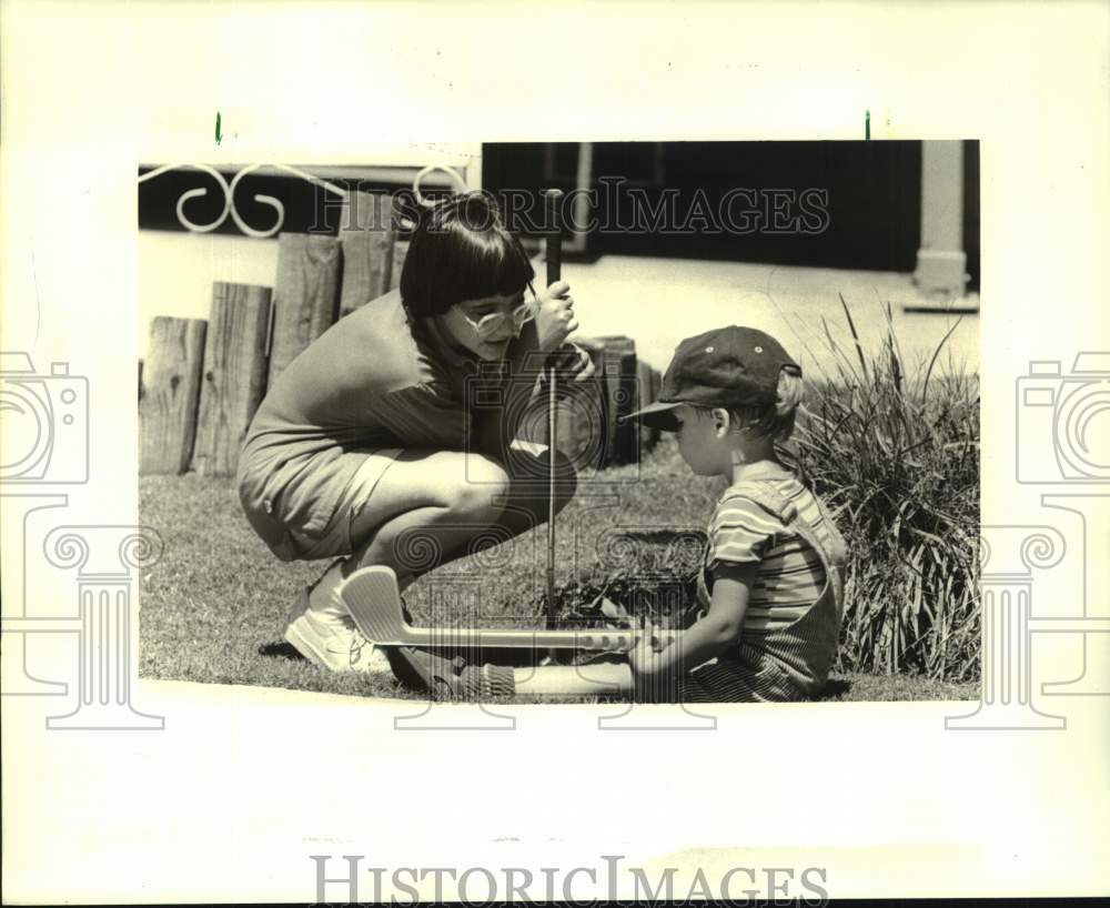 1987 Press Photo Michelle Morrow and Richard Folse Play Mini Golf, Metairie