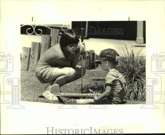 1987 Press Photo Michelle Morrow and Richard Folse Play Mini Golf, Metairie