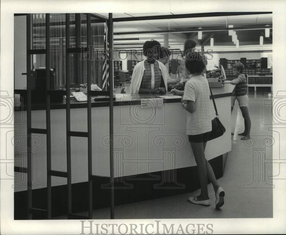 1968 Press Photo Algiers Library - Mrs. Henry Stewart and Other Workers