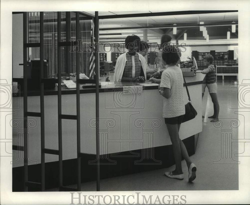 Load image into Gallery viewer, 1968 Press Photo Algiers Library - Mrs. Henry Stewart and Other Workers
