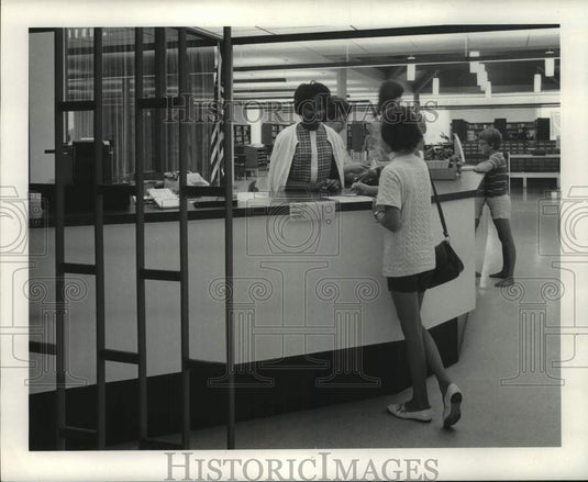 1968 Press Photo Algiers Library - Mrs. Henry Stewart and Other Workers