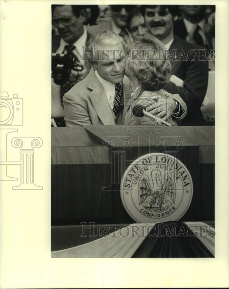 Load image into Gallery viewer, 1980 Press Photo Governor David Treen Gets Congratulatory Kiss from His Wife
