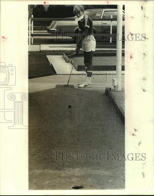 1982 Press Photo Scott Gilbert plays putt-putt in Louisiana - noc17027- Historic Images
