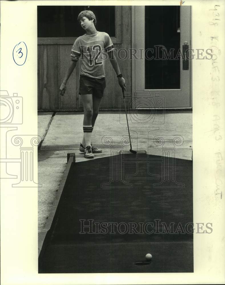 Press Photo Student Hits Golf Ball at Putt-Putt Golf Course in Metairie- Historic Images