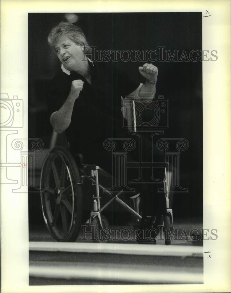 1990 Press Photo Bowler Ken Pullen Cheers After Picking Up Spare from Wheelchair- Historic Images