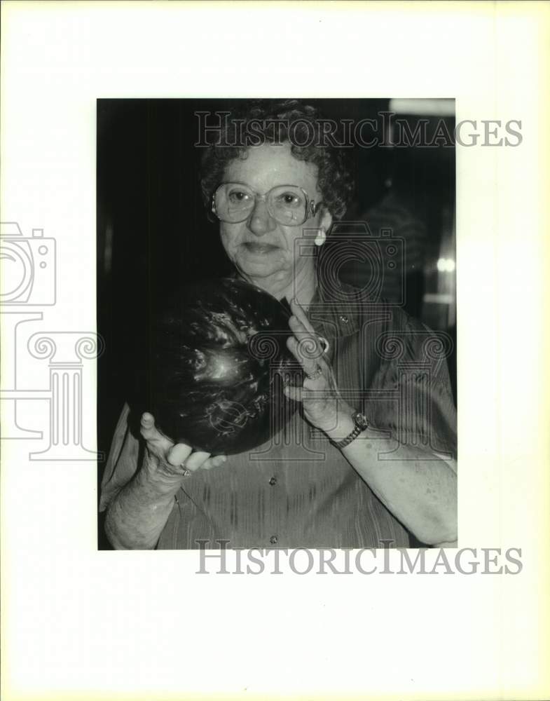 1991 Press Photo Anna Richerson, 77, Prepares Bowling Ball at Imperial Lanes- Historic Images