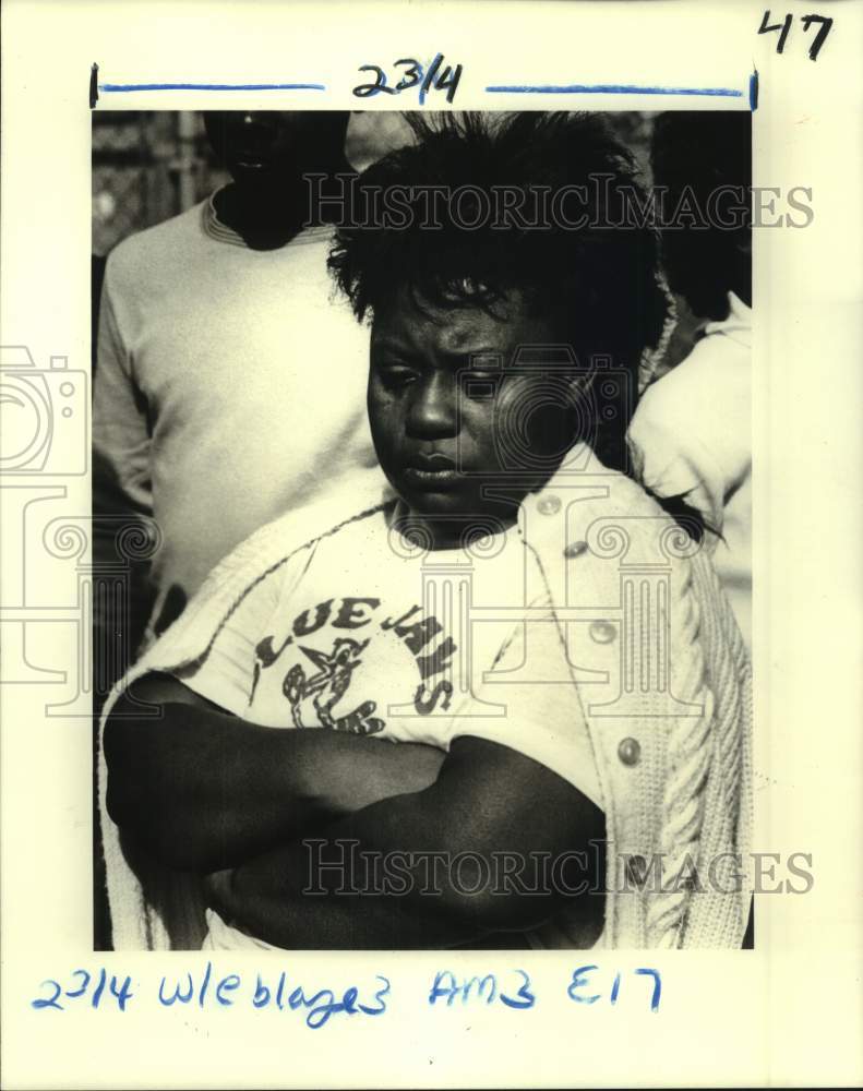 Load image into Gallery viewer, 1982 Press Photo Carolyn Richardson Fled Bunche Village Fire with Children
