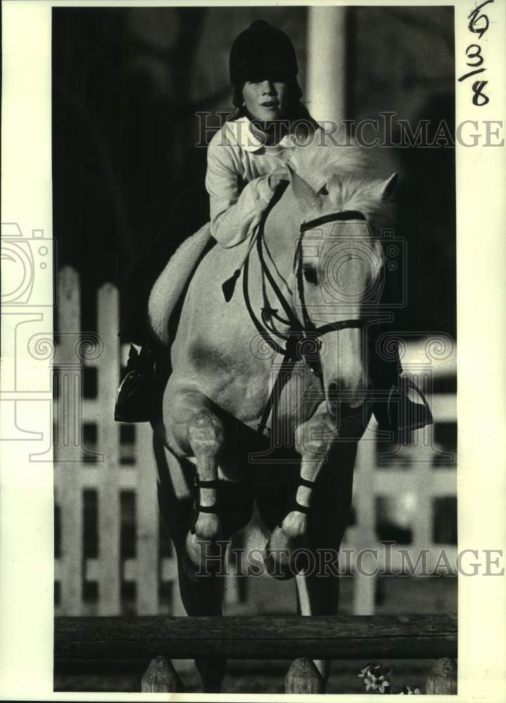 1986 Press Photo City Park Stables - Angele Richard Riding Horse, New Orleans- Historic Images