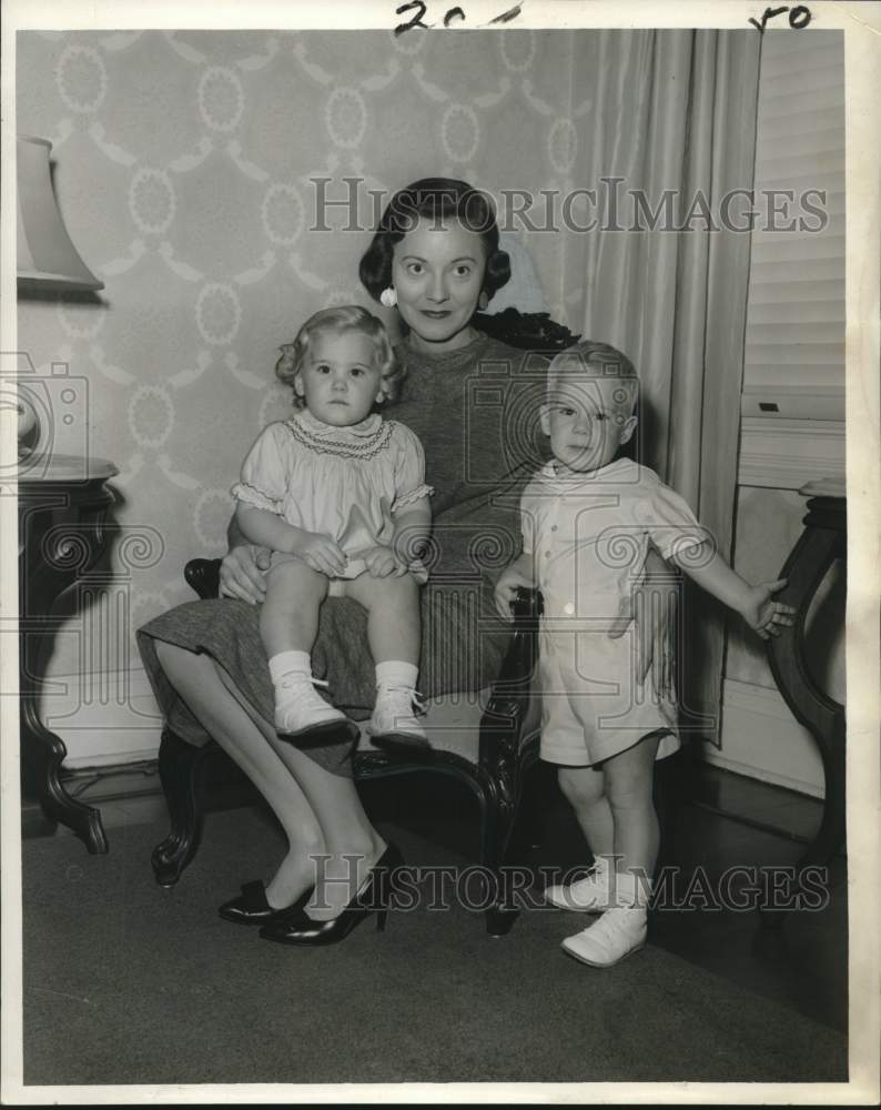 Load image into Gallery viewer, 1959 Press Photo Mrs. Robert Nicholls Pugh &amp; Her Children Visit in New Orleans
