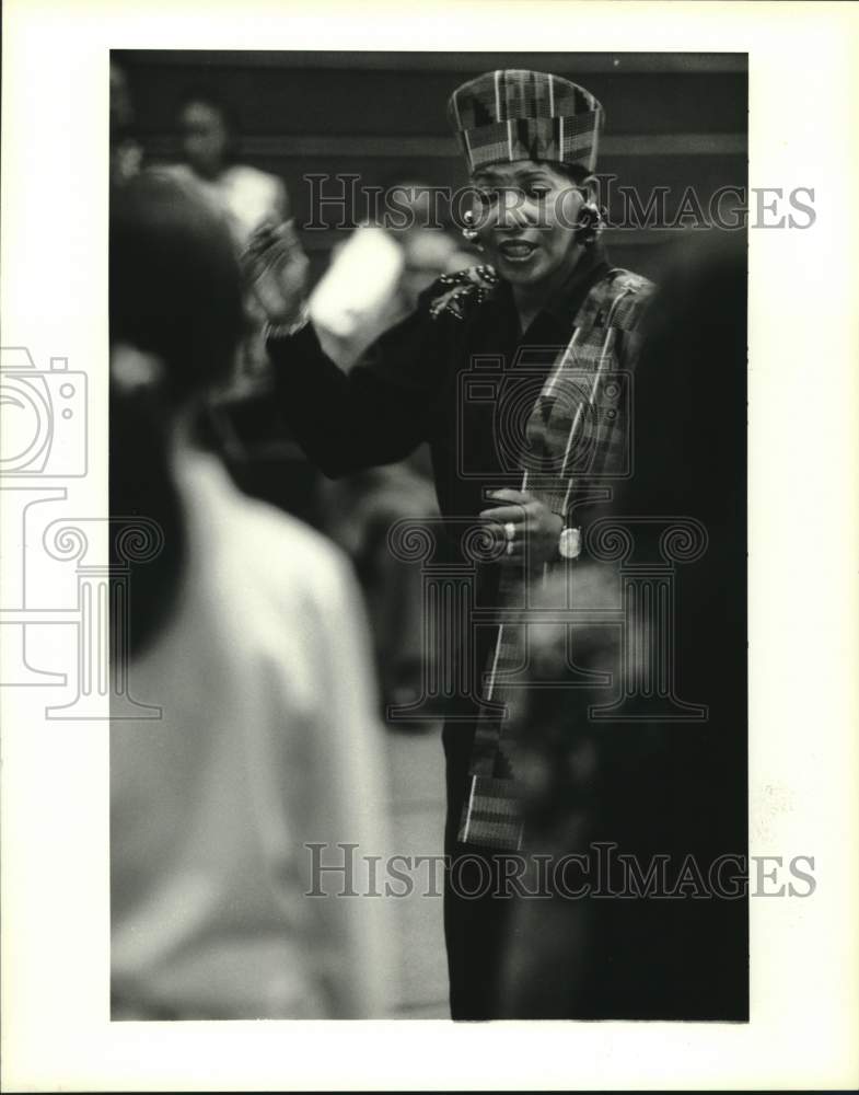 Load image into Gallery viewer, 1994 Press Photo Althea Ridgely Leads Harris Middle School Choir's Amazing Grace
