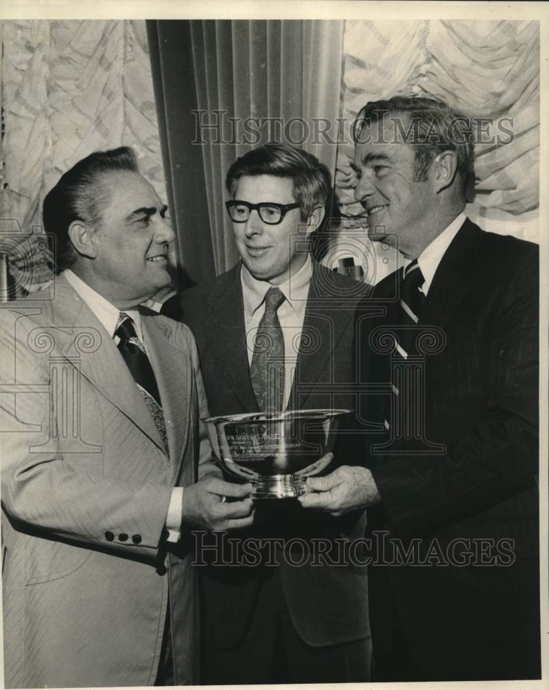 Load image into Gallery viewer, 1974 Press Photo Jimmy Fitzmorris receives Beltel Award from Ralph Rugan Jr.
