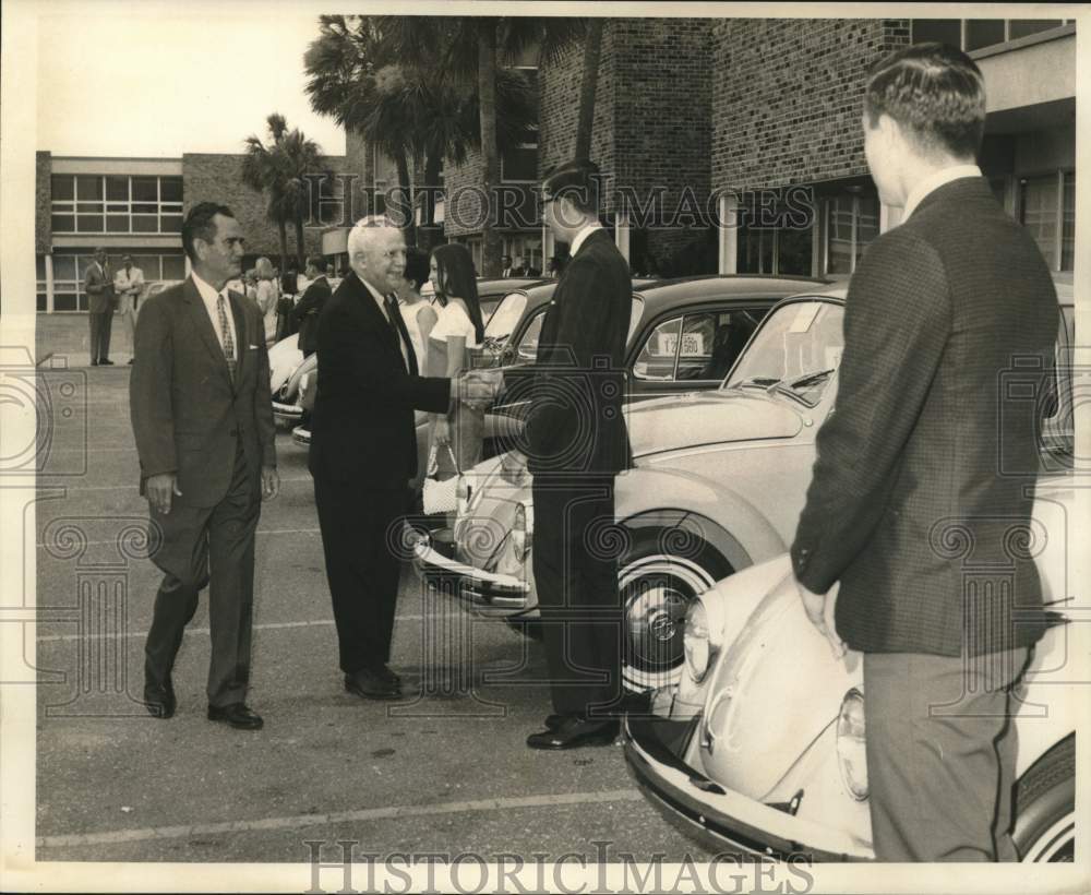 1968 Press Photo Willard Robertson, Dr. Alton Oschaner Sr. with essay winners- Historic Images