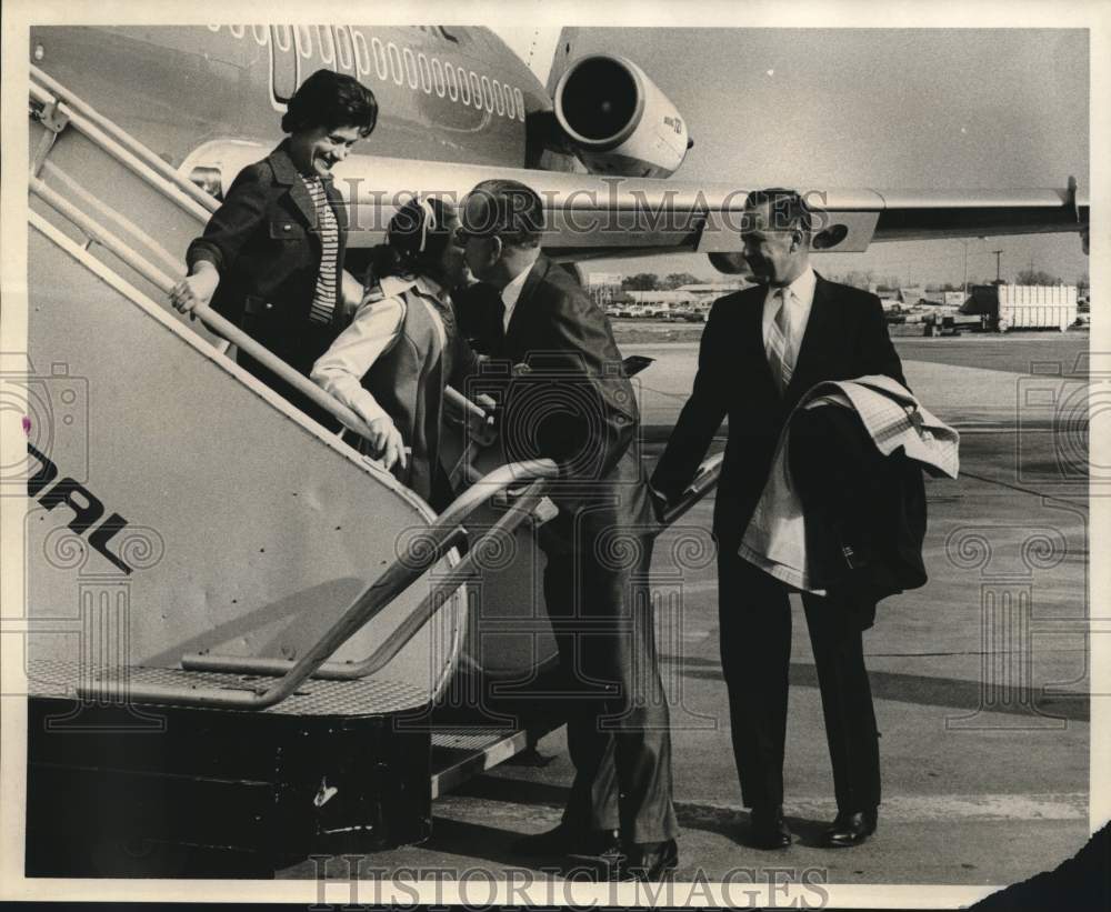 1970 Press Photo Charlene Ritter receives hug Reverend Earnest Mones at Airport- Historic Images