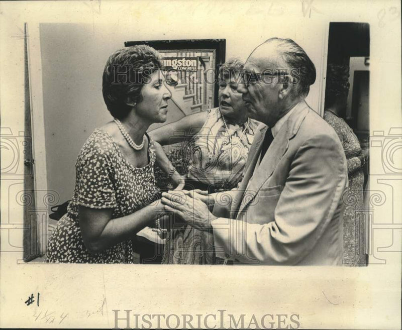 Load image into Gallery viewer, 1977 Press Photo Mrs. Kenneth Broadwell, Mrs. John Phillips and Dr. Karlem Riess
