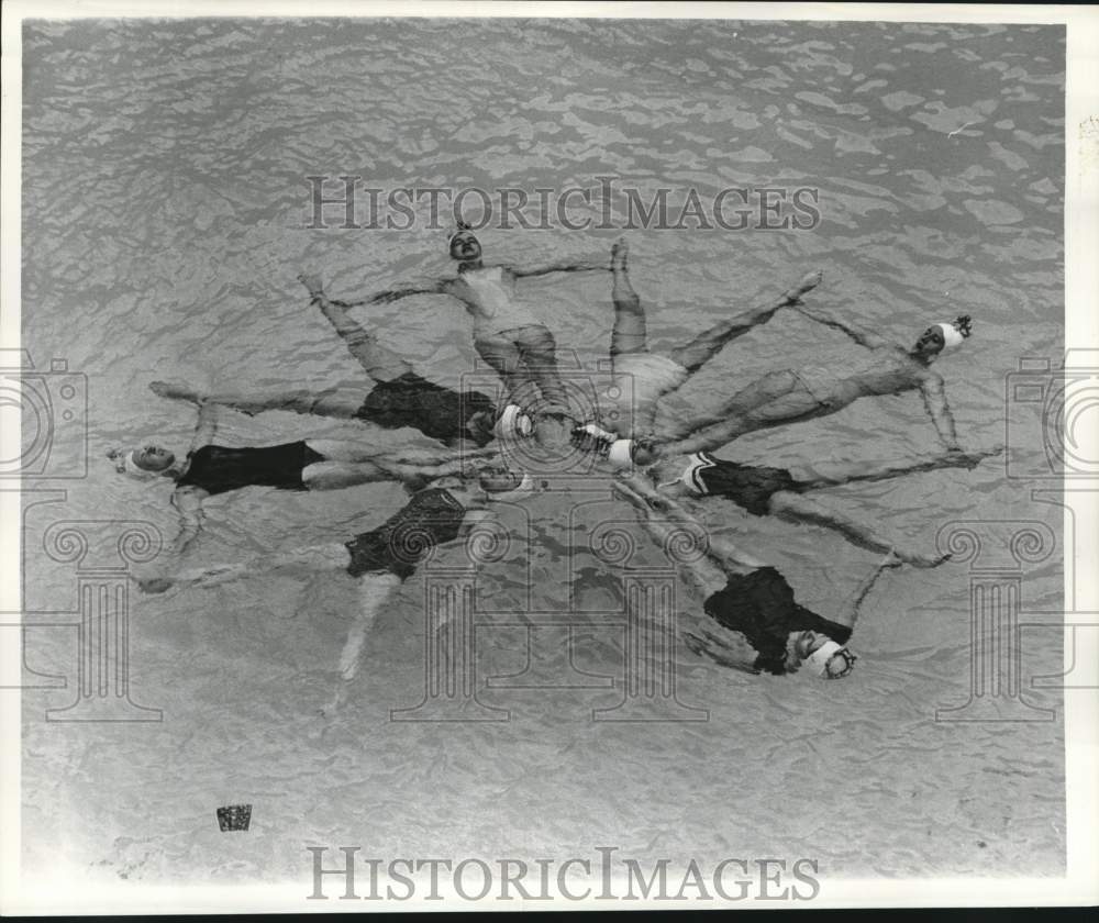 1960 Press Photo Fan Formation by the Royettes, Synchronized Swimming- Historic Images