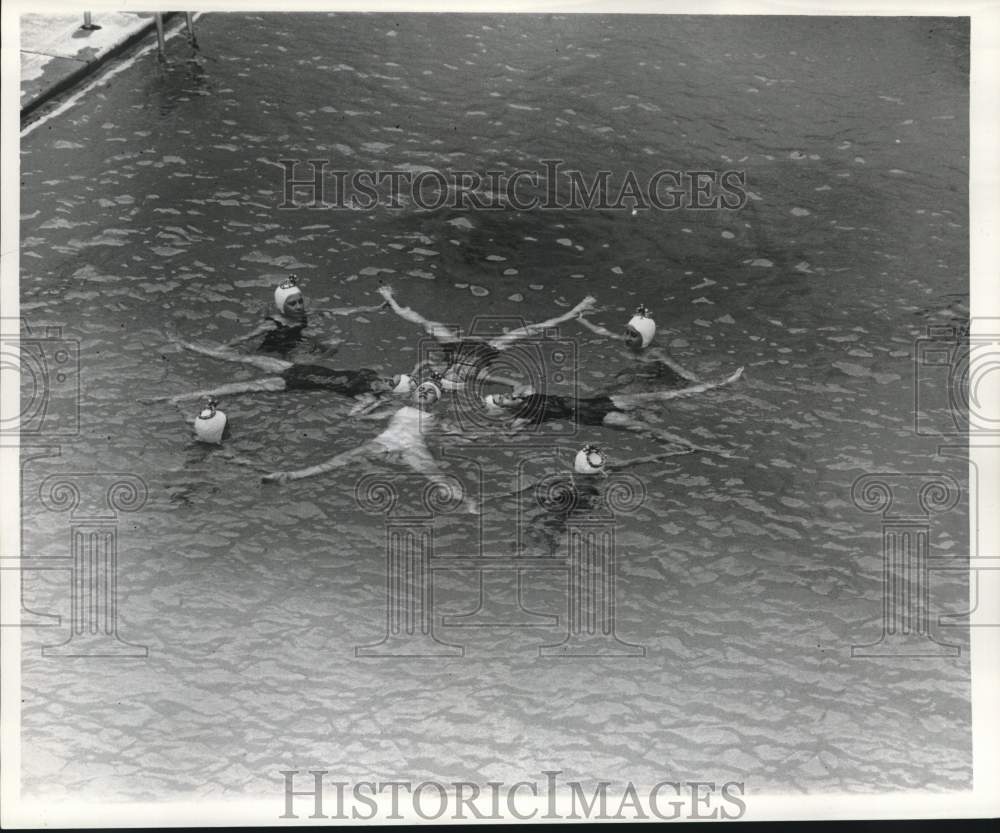 1960 Press Photo Synchronized Swimmers the Royettes moving formation - noc18437- Historic Images