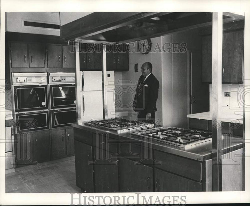 Load image into Gallery viewer, 1967 Press Photo Kitchen Inside the Rivarde Memorial Home Juvenile Detention

