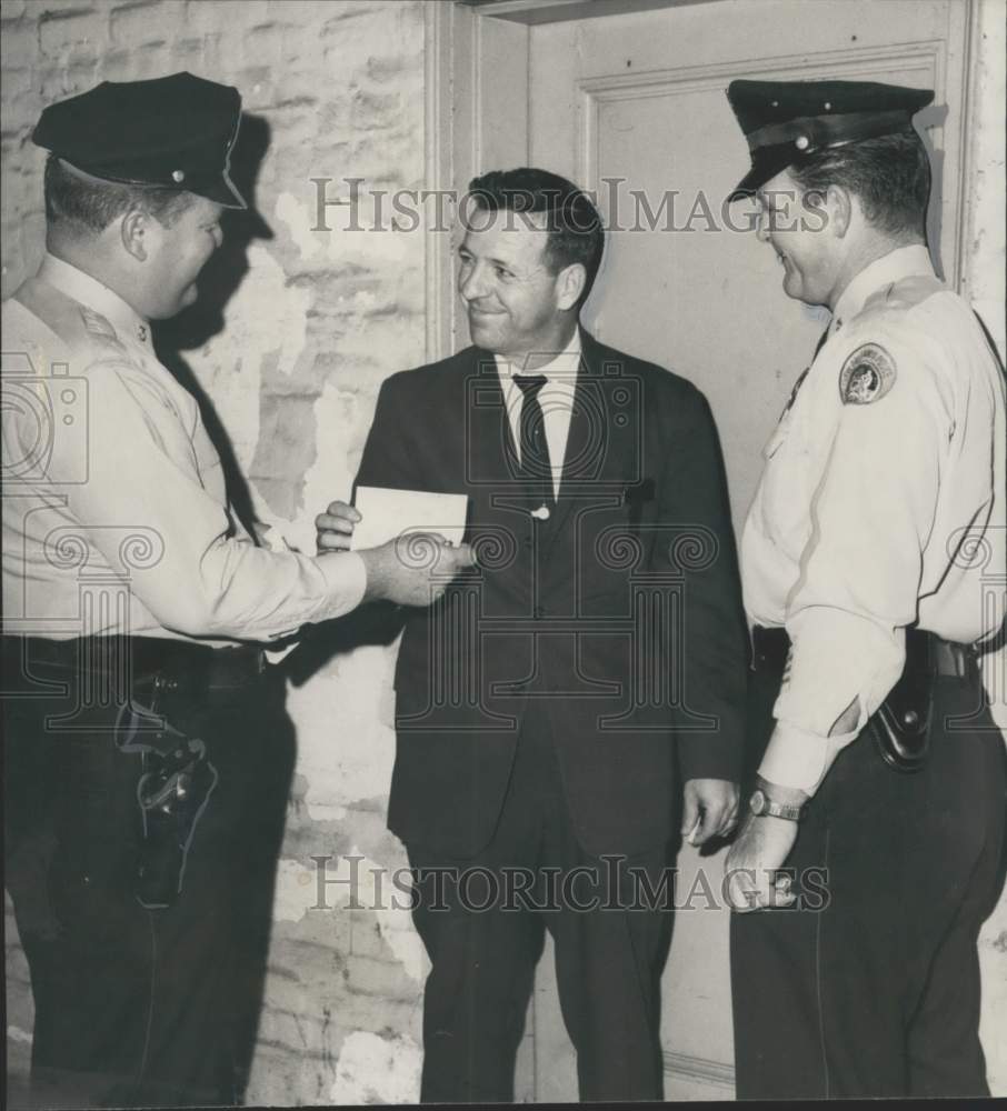 Press Photo New Orleans Police Department Officers awarded check by man- Historic Images