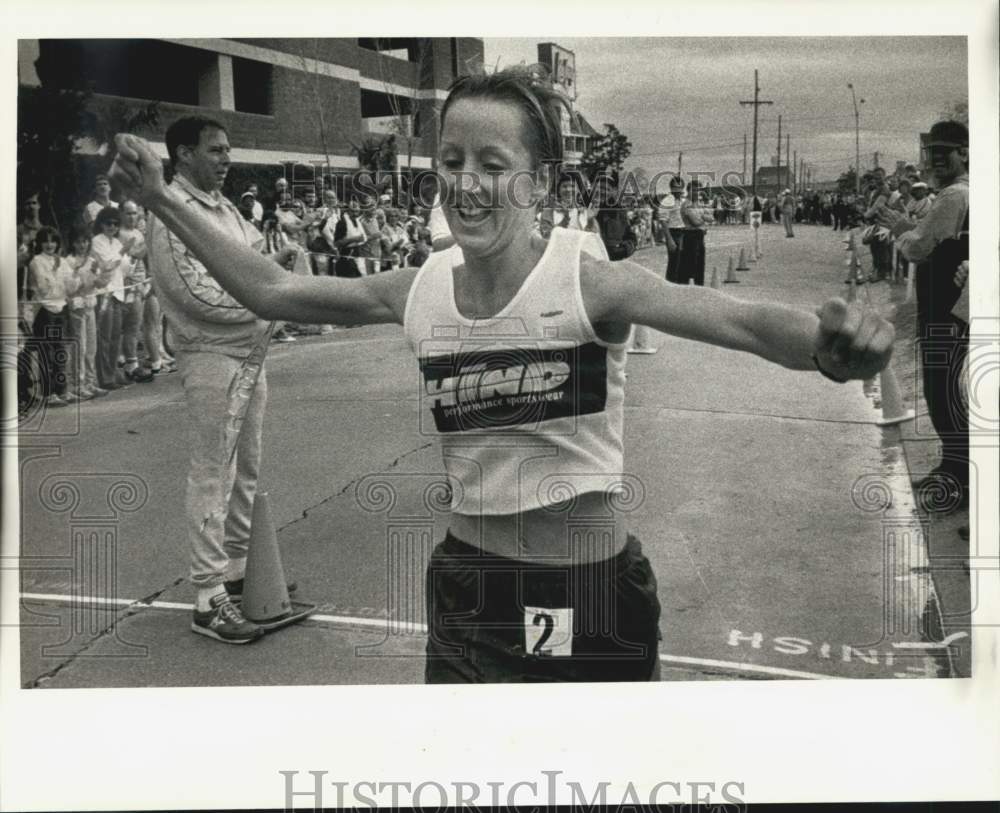 1985 Press Photo Women&#39;s Winner Mardi Gras Marathon, Jenni Peters finishes first- Historic Images