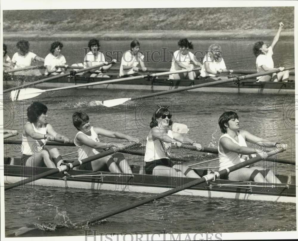 1985 Press Photo Women&#39;s Tulane Crewing Team and Texas Team in Bayou St. John- Historic Images