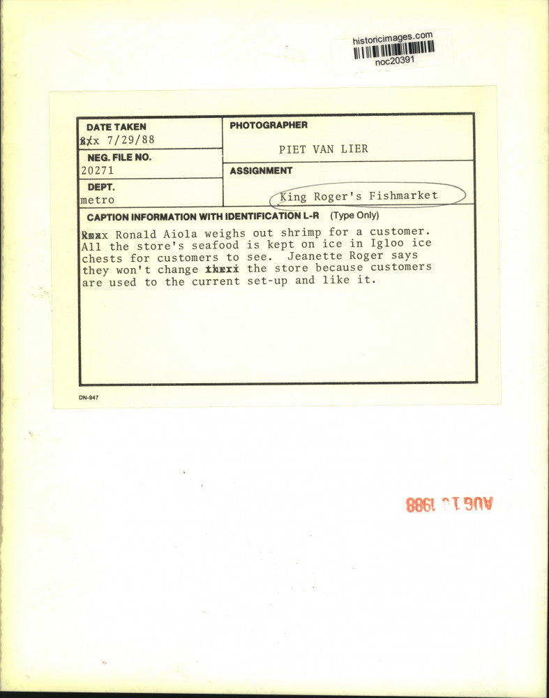 1988 Press Photo King Roger's Fishmarket employee Ronald Aiola weighs shrimp.