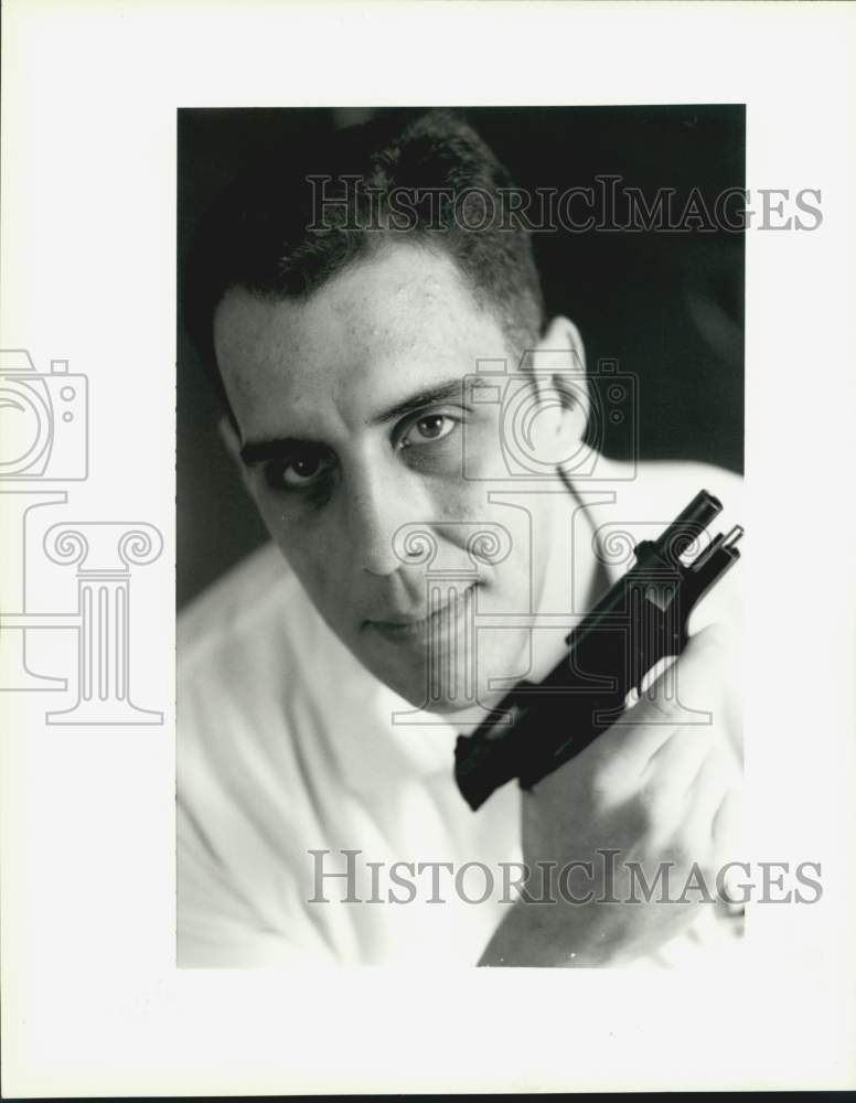 1994 Press Photo Gun Dealer Angel Pena has no problem with Clinton&#39;s Brady Bill.- Historic Images