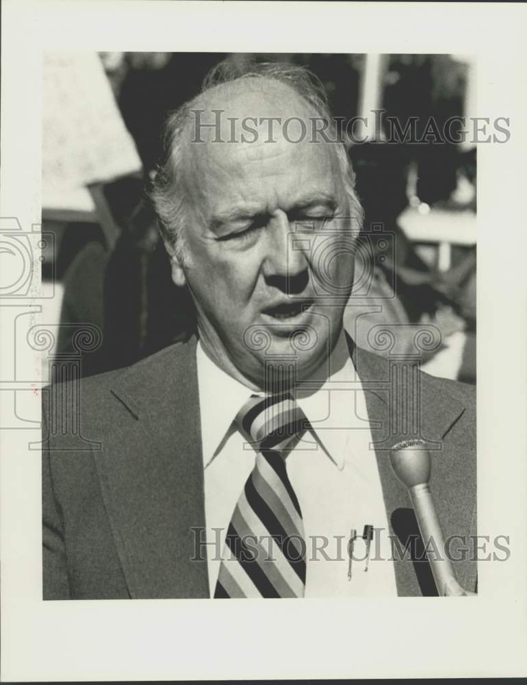 Load image into Gallery viewer, 1980 Press Photo Luke Petrovich, Plaquemines Parish Council President, speaking
