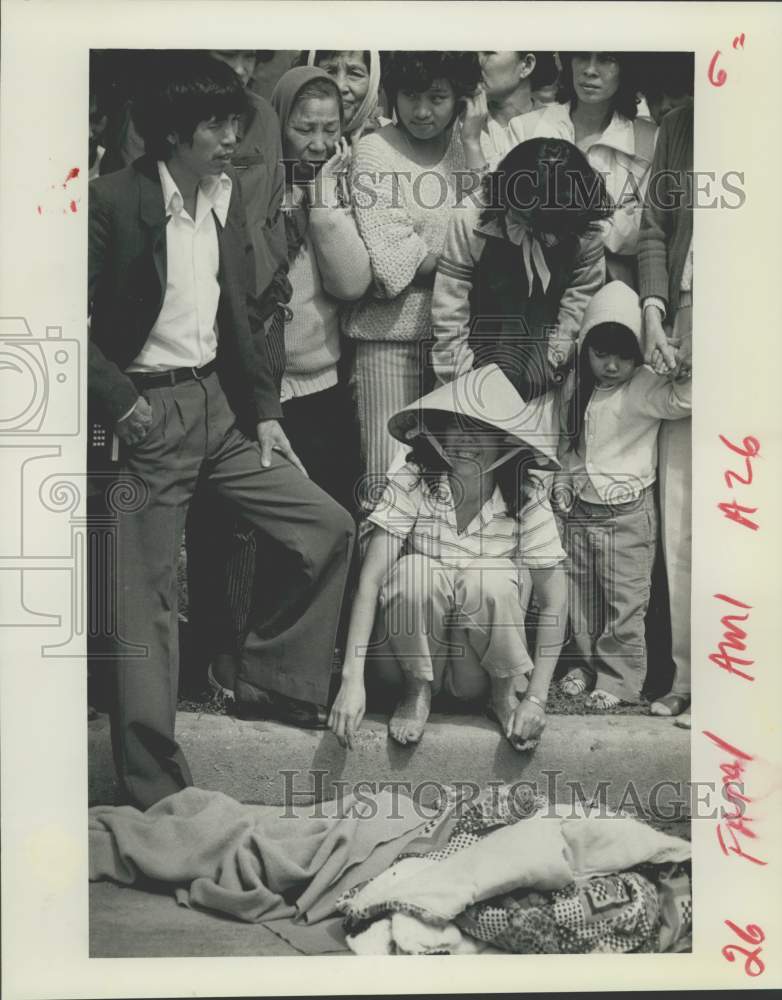 Load image into Gallery viewer, 1985 Press Photo Family and friends of car accident victim Ha My Mary Nguyen
