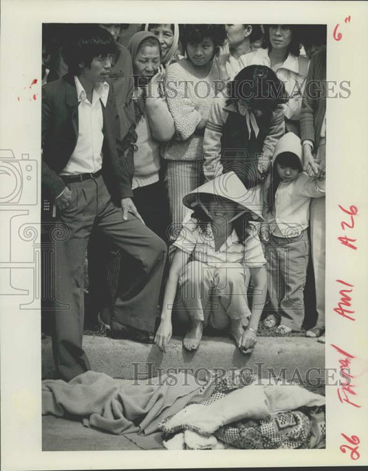 1985 Press Photo Family and friends of car accident victim Ha My Mary Nguyen