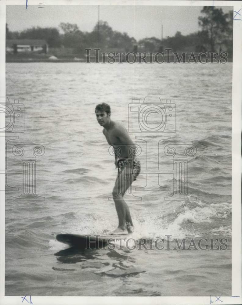 1969 Press Photo Jeff Peck &#39;surfs&#39; in Mississippi River. - noc20716- Historic Images