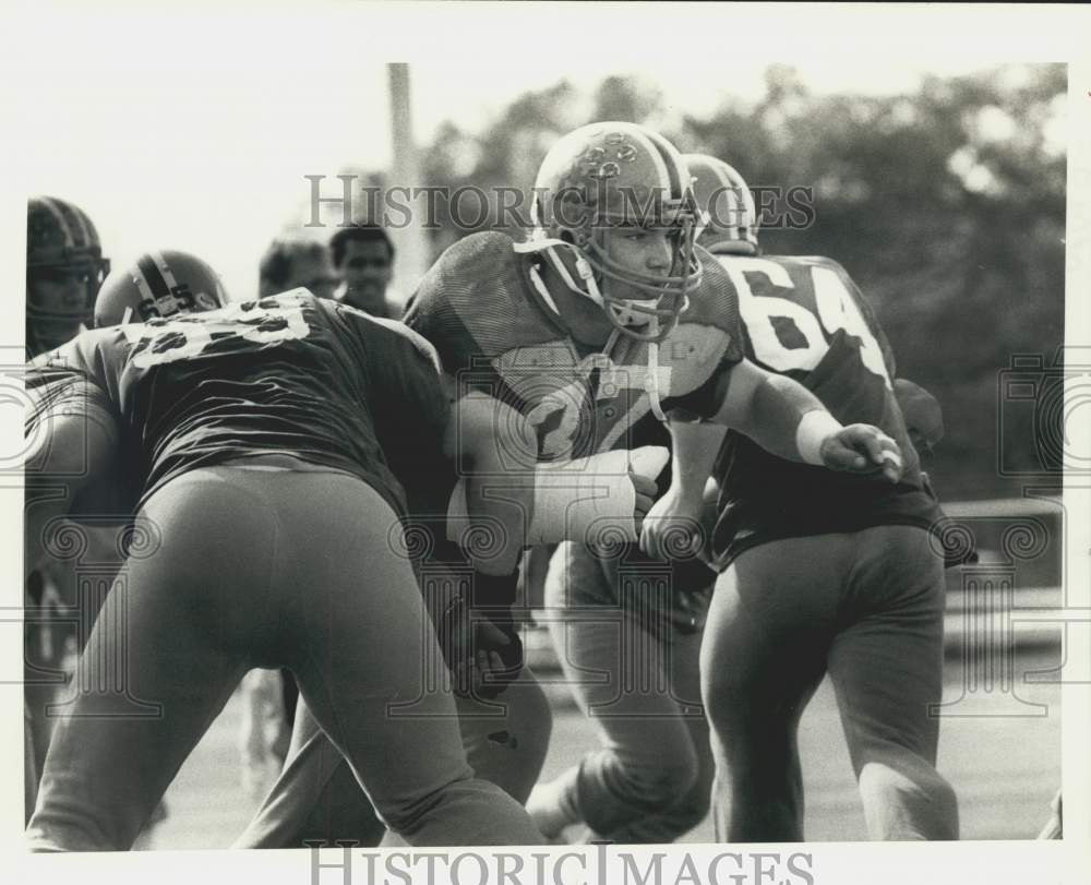 1981 Press Photo J.C. Pelusi and Herschel Walker during play in Football Game- Historic Images