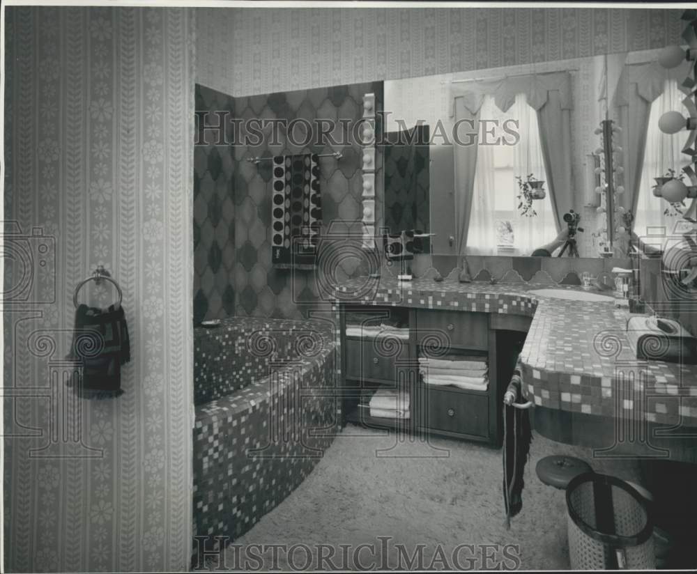 1975 Press Photo View of Jean-Jacques Peyronnet&#39;s Master Bathroom - noc20913