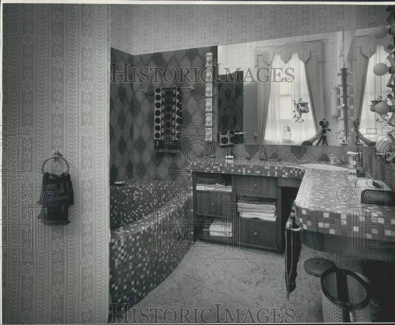 Load image into Gallery viewer, 1975 Press Photo View of Jean-Jacques Peyronnet's Master Bathroom - noc20913
