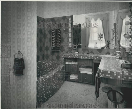 1975 Press Photo View of Jean-Jacques Peyronnet's Master Bathroom - noc20913