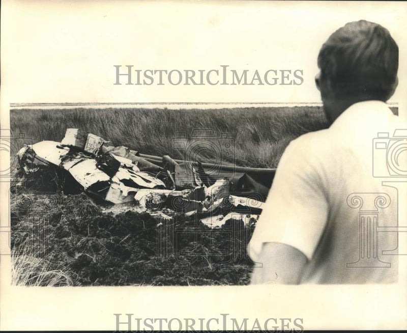 Load image into Gallery viewer, 1972 Press Photo Petroleum Helicopters, Incorporated crash site. - noc21156

