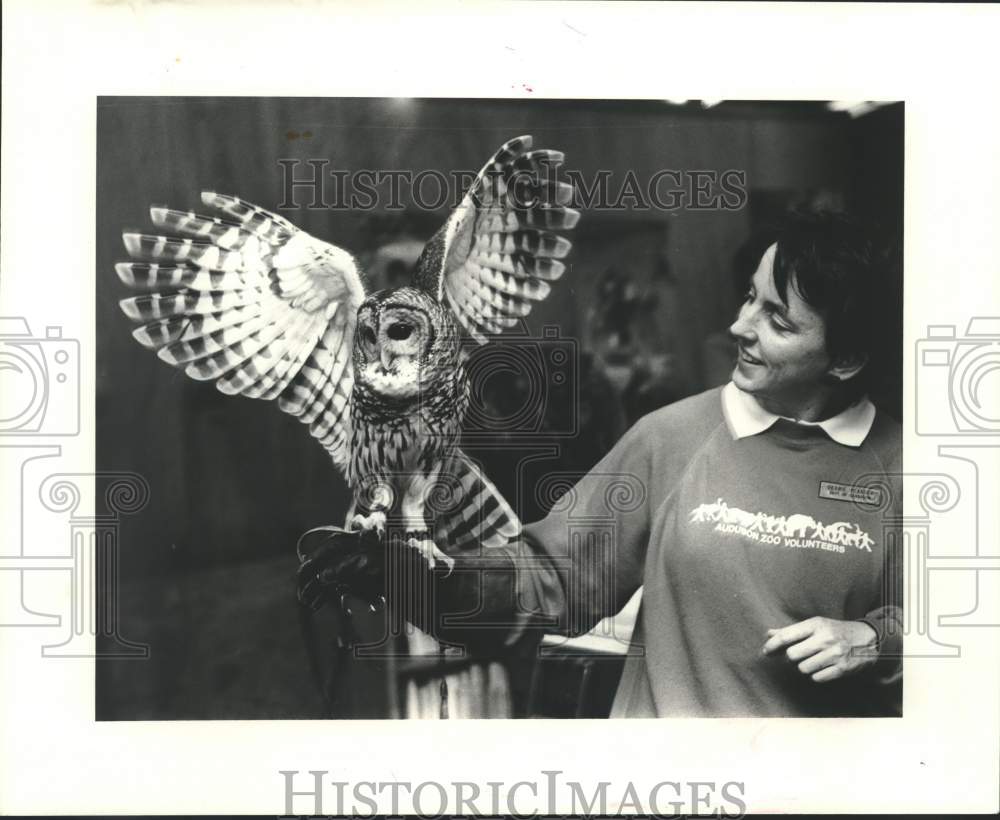 1988 Press Photo Debbie Pearson, Audubon Park Zoo, Education Department with Owl