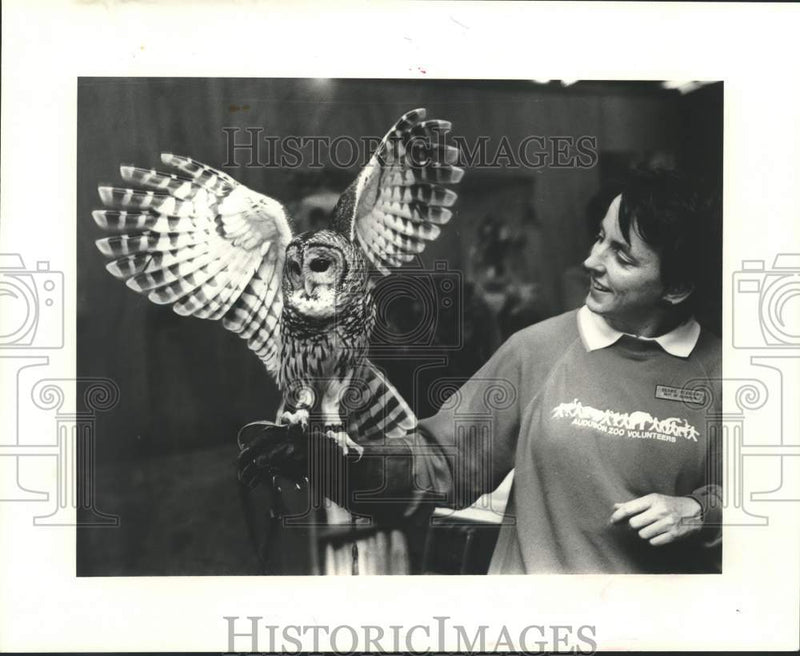 Load image into Gallery viewer, 1988 Press Photo Debbie Pearson, Audubon Park Zoo, Education Department with Owl
