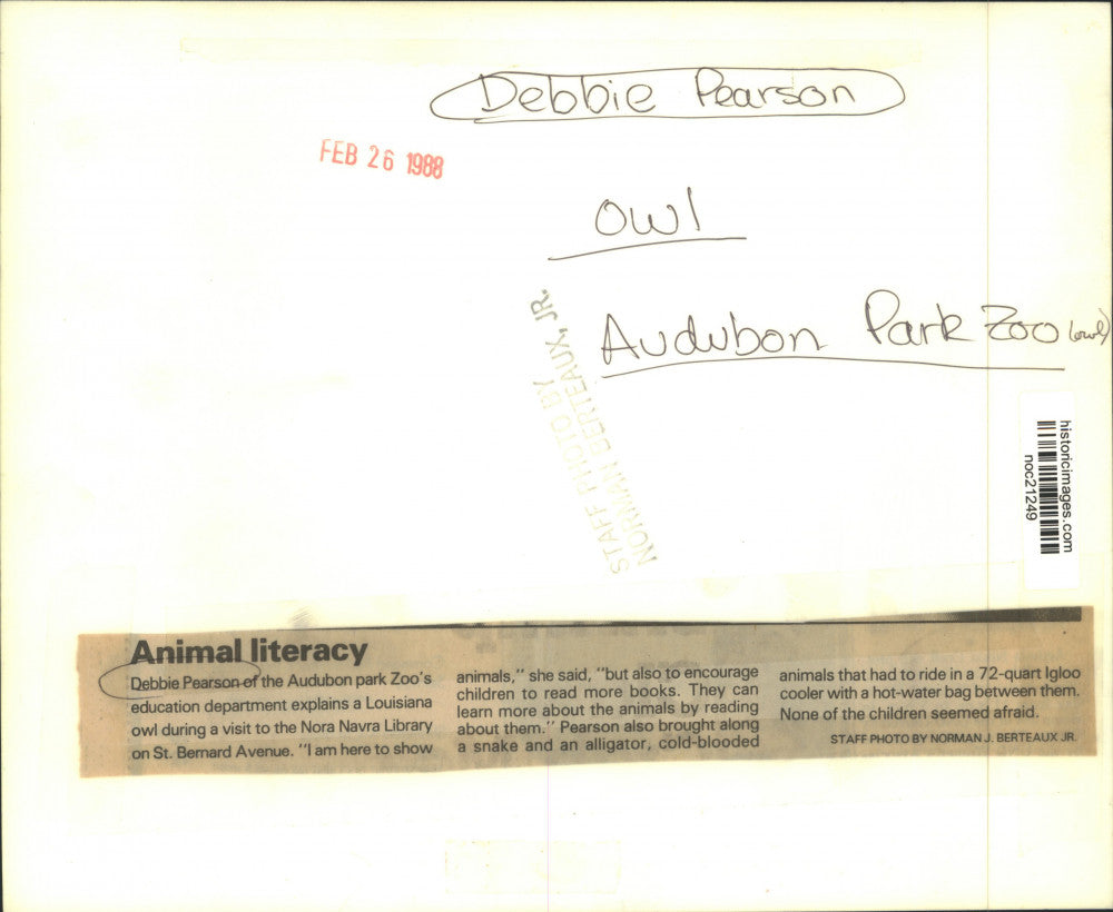 1988 Press Photo Debbie Pearson, Audubon Park Zoo, Education Department with Owl