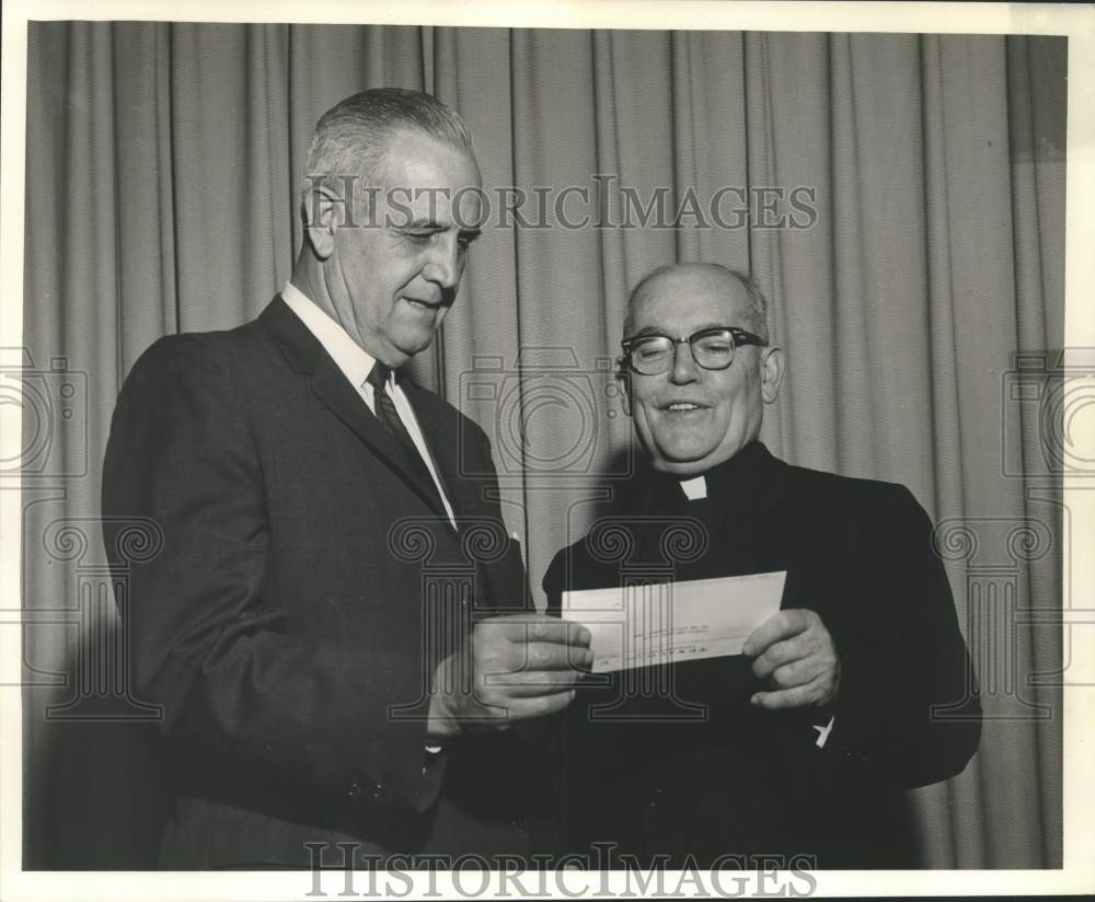 1964 Press Photo Leslie Payne, Texaco, Presents Check to Andrew C. Smith, Loyola- Historic Images