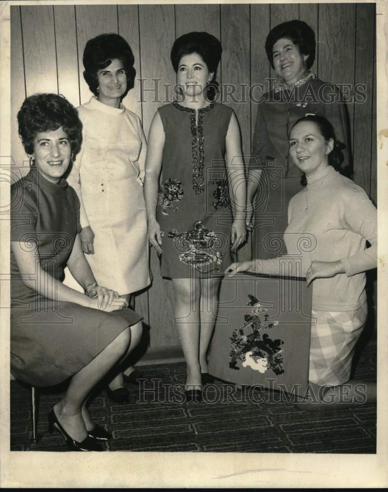 1969 Press Photo The Zodiac Women&#39;s Bowling Team members show detachable skirt- Historic Images