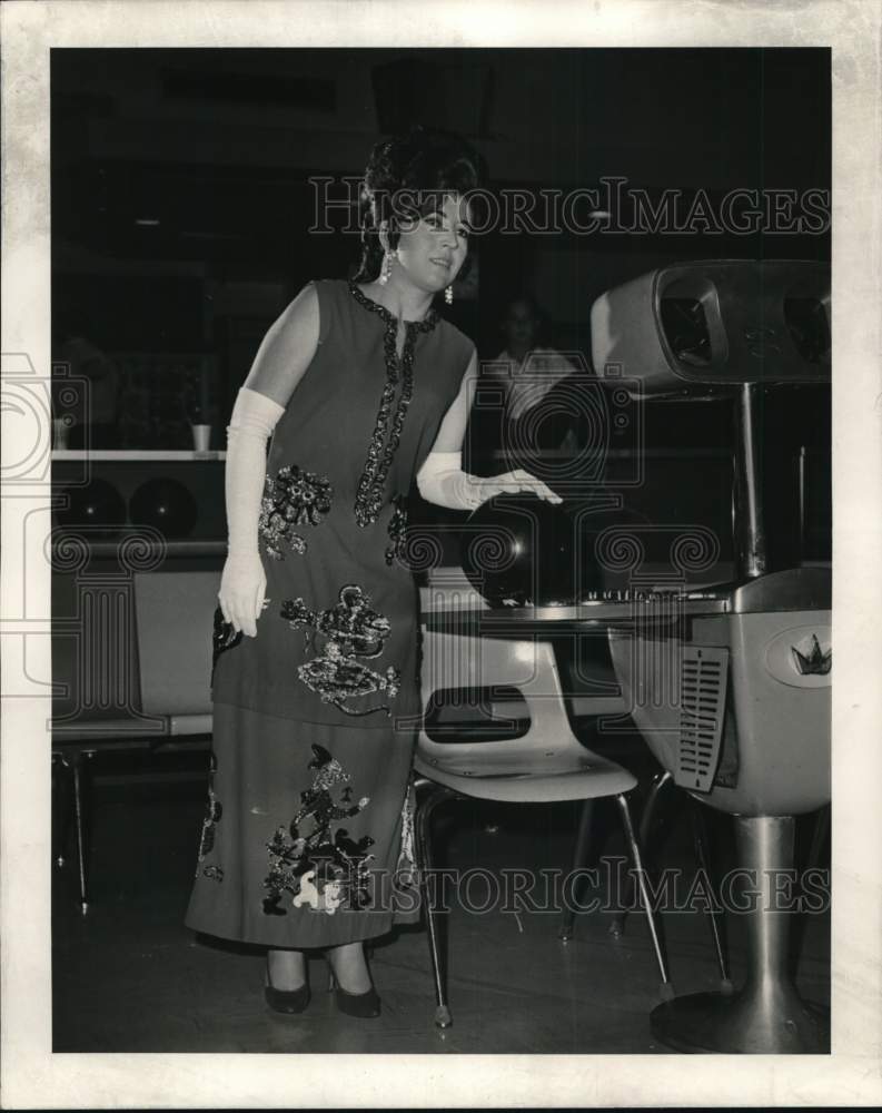 1969 Press Photo Mrs. Linda Prattini, women&#39;s bowling team captain - noc21802- Historic Images