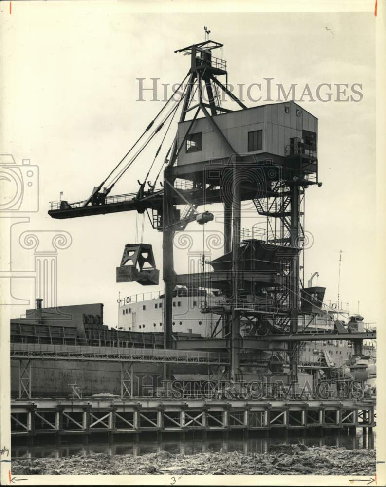 1969 Press Photo Cranes Used When Loading Cargo Ship at Port of New Orleans- Historic Images